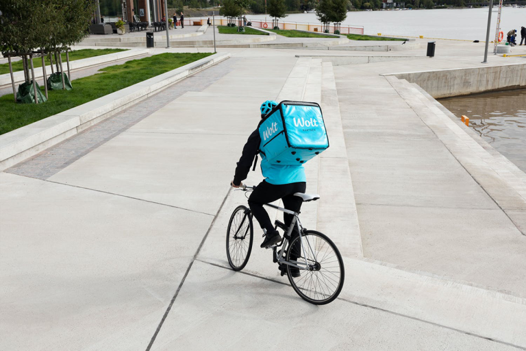 Shipit ja Wolt yhdistävät voimansa Suomessa: Nyt koko Suomen kattavat pikatoimitukset jopa tunnissa!