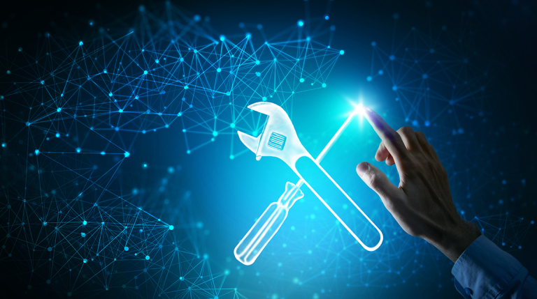 Käsi koskettaa digitaalista ruutua, jossa näkyy hohtavat työkalukuvakkeet – jakoavain ja ruuvimeisseli – teknisen huollon ja järjestelmäylläpidon symbolina.