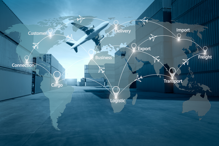 Lentokone ja konttisatama taustalla, kartan päällä logistiikkaan ja toimitusketjuihin liittyviä yhteyksiä eri puolille maailmaa.