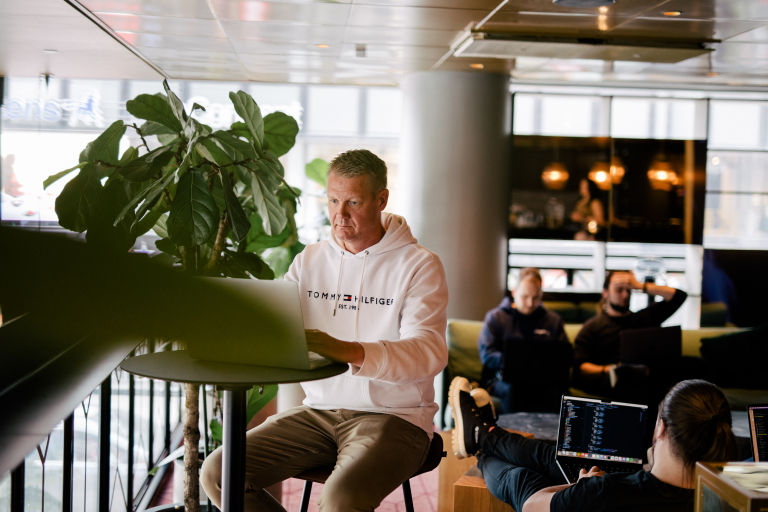 Skicka paket utomlands? E-handlarnas 10 vanligaste frågor om utlandsleveranser.